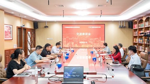座谈现场.jpg 座谈现场.jpg
