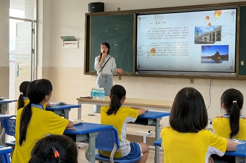 萧金欣授课.jpg 萧金欣授课.jpg