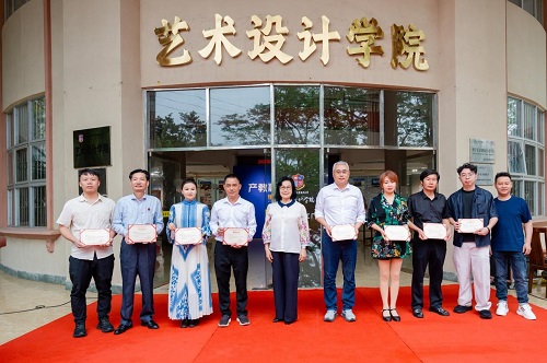 颁发证书1.jpg 颁发证书1.jpg