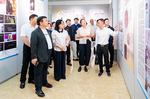 参观展览.jpg 参观展览.jpg