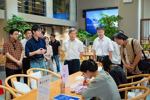 参观现场2.jpg 参观现场2.jpg