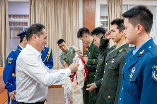 赠送礼品仪式.jpg 赠送礼品仪式.jpg