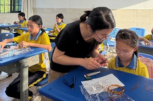 指导学生实操.jpg 指导学生实操.jpg